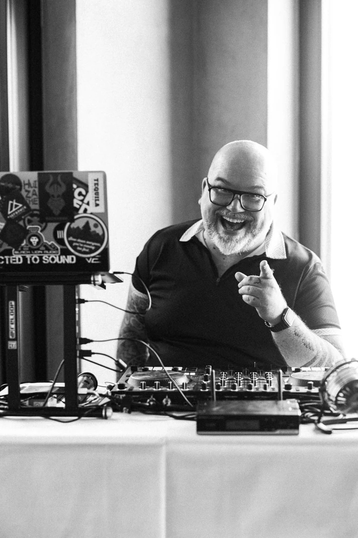 Robert James Perkins am DJ-Pult bei einer Hochzeit